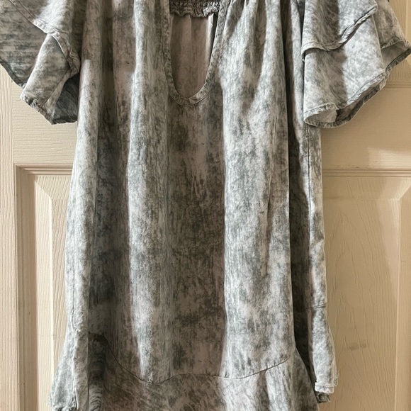 On or off shoulder flowy sage and white top with flattering back cut out - Picture 2 of 8